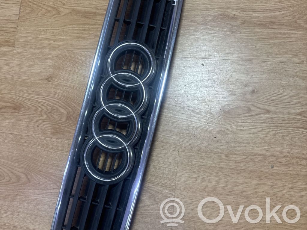 Audi A4 S4 B5 8D Etupuskurin ylempi jäähdytinsäleikkö 