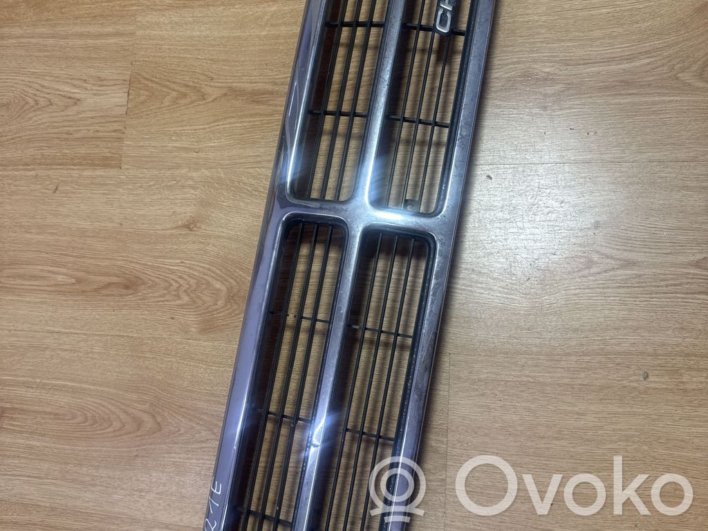 Chrysler Voyager Front bumper upper radiator grill 