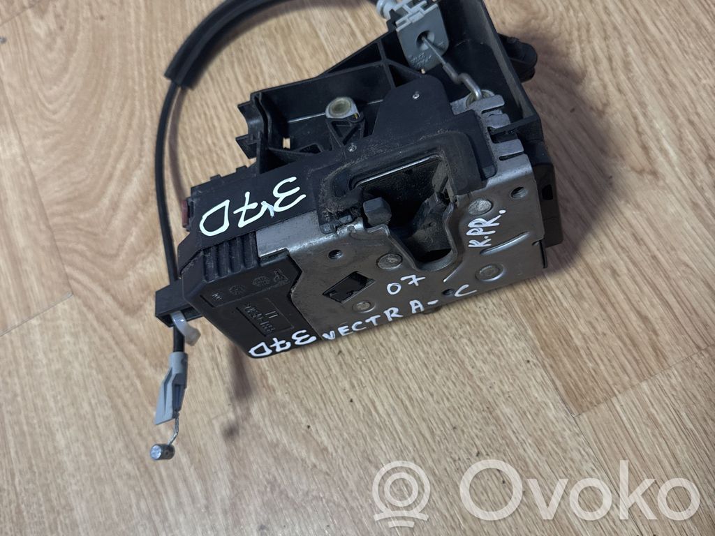 Opel Vectra C Priekšpusē slēdzene 
