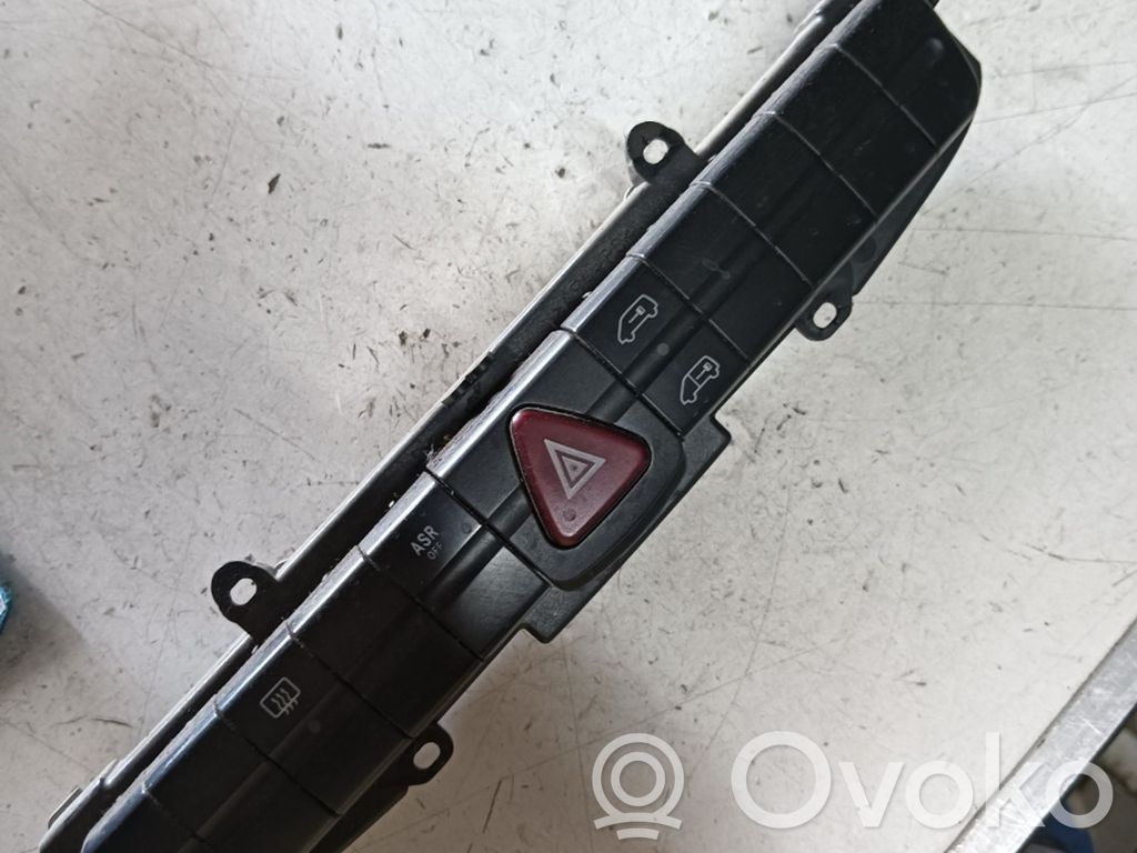 Botón interruptor de luz de peligro   A9064420023
