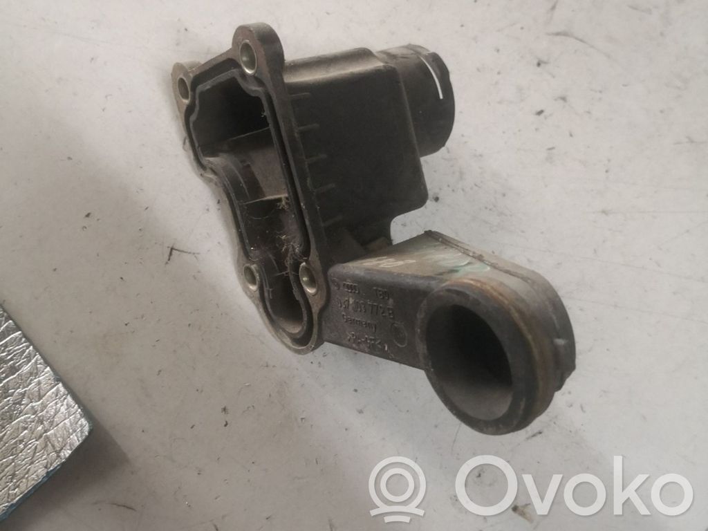 Volkswagen PASSAT B5 Engine mount bracket 