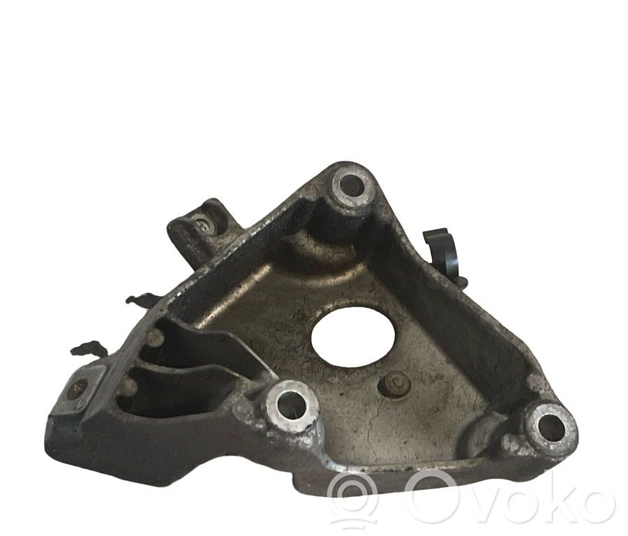 Engine mounting bracket   677706102