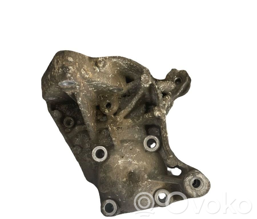 Ohjaustehostimen pumpun kannake   200000019