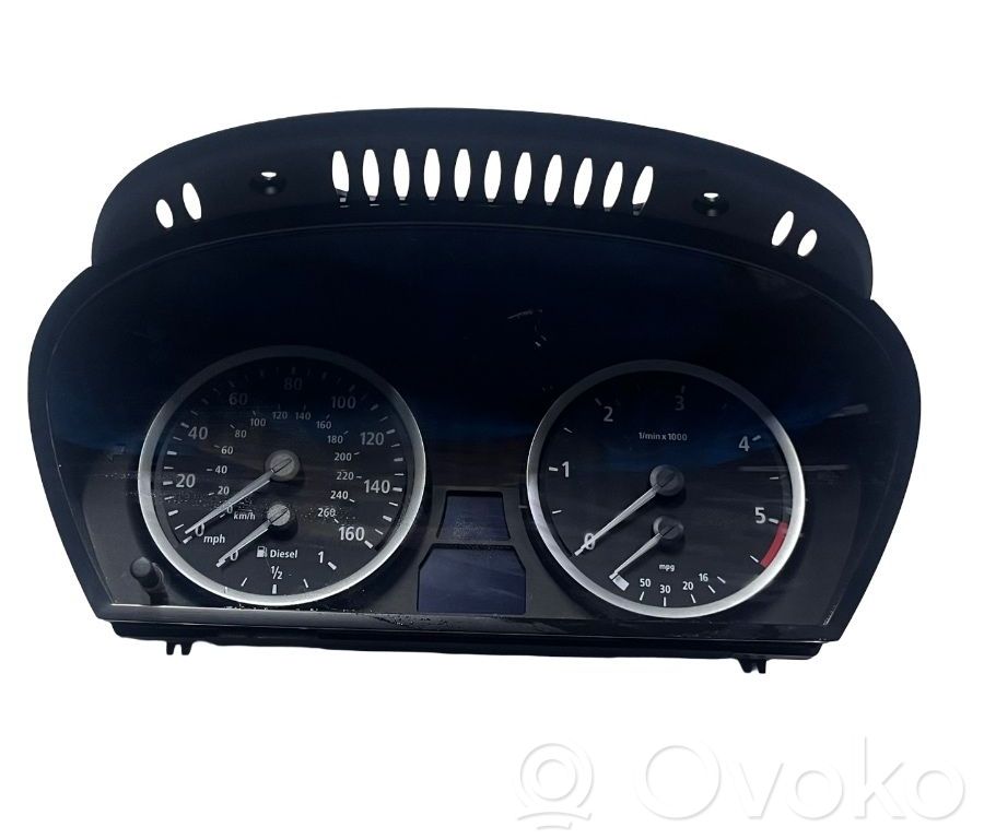 Geschwindigkeitsmesser Cockpit   6983154
