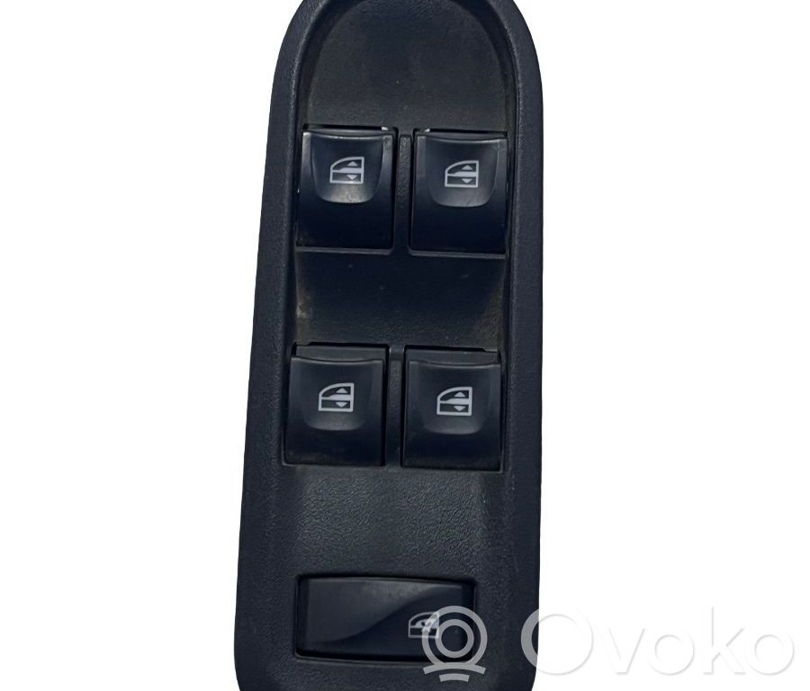 Dacia Duster Electric window control switch 