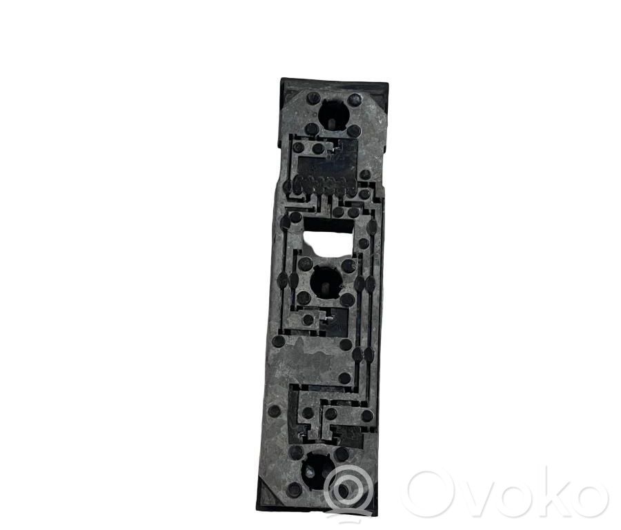Tail light part   89023373
