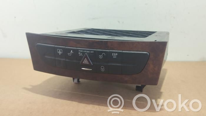 Mercedes-Benz CLS C219 Botón interruptor de luz de peligro 