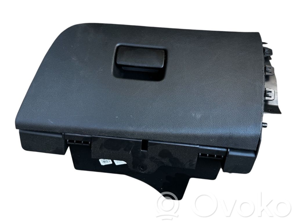Opel Astra K Hansikaslokero 
