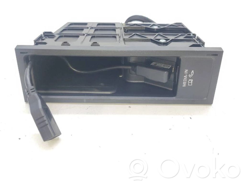 Volkswagen PASSAT B7 Module de contrôle carrosserie centrale 