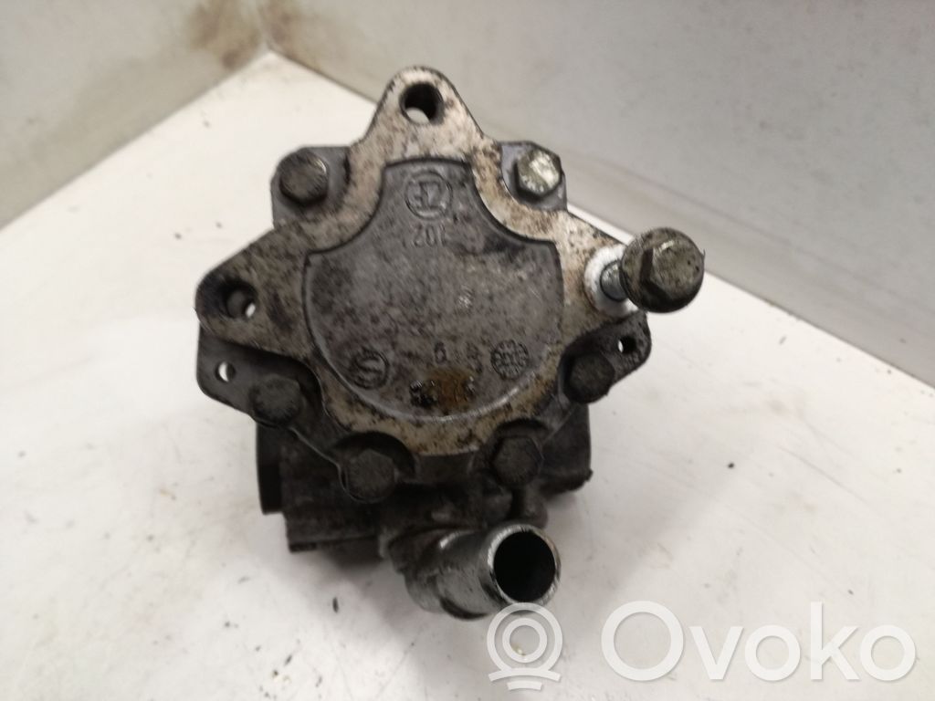 Ohjaustehostimen pumppu   4R833A674AB