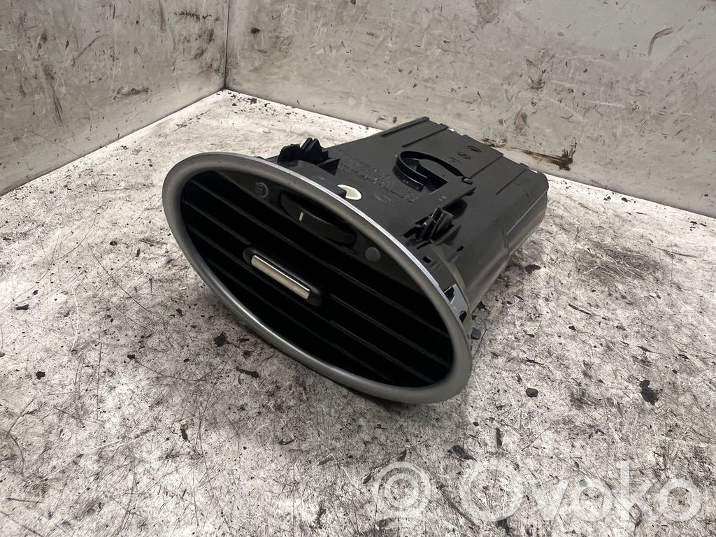 Ford Focus Kojelaudan sivutuuletussuuttimen kehys 