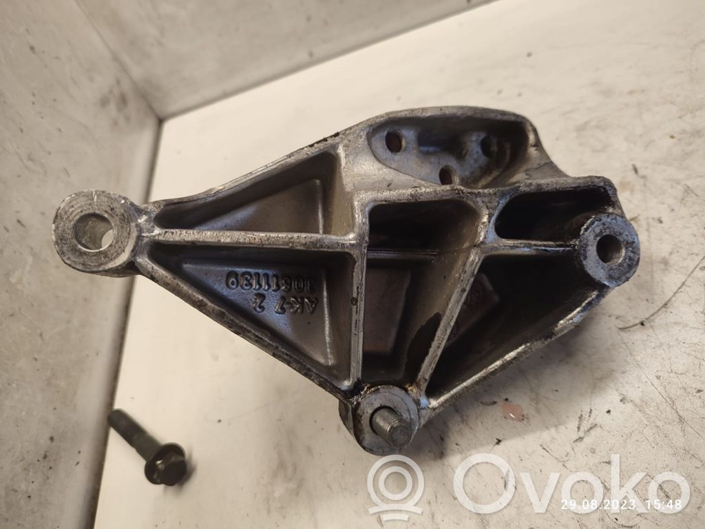 Volvo S40, V40 Engine mounting bracket 