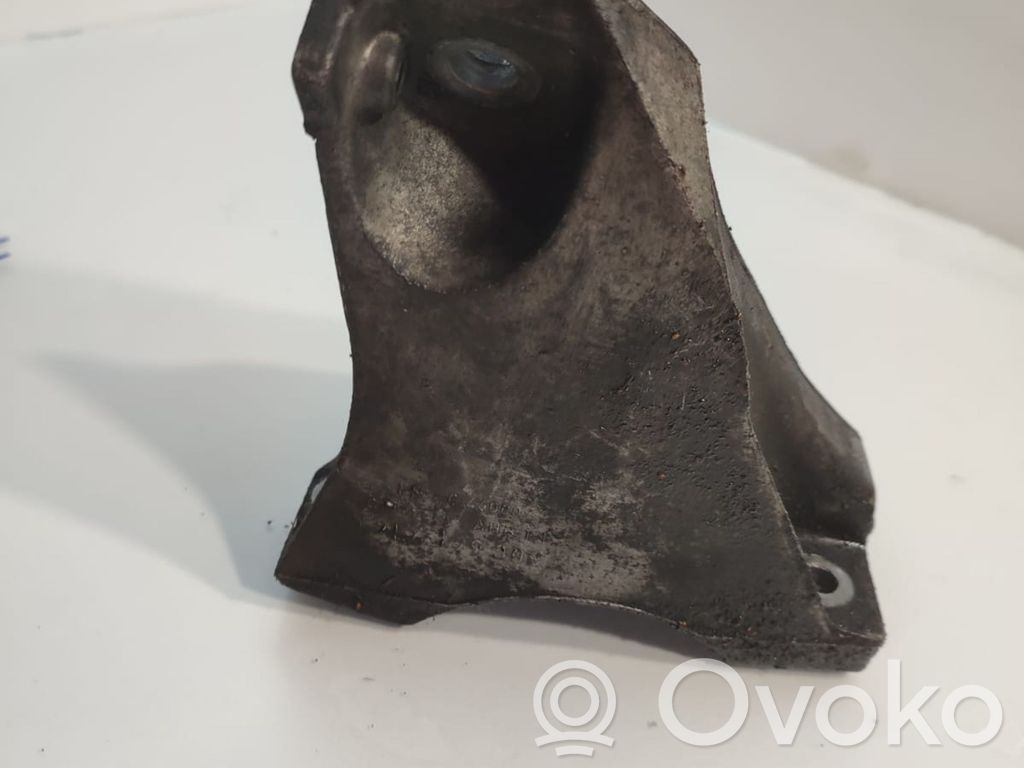 Volkswagen Touareg I Engine mounting bracket 
