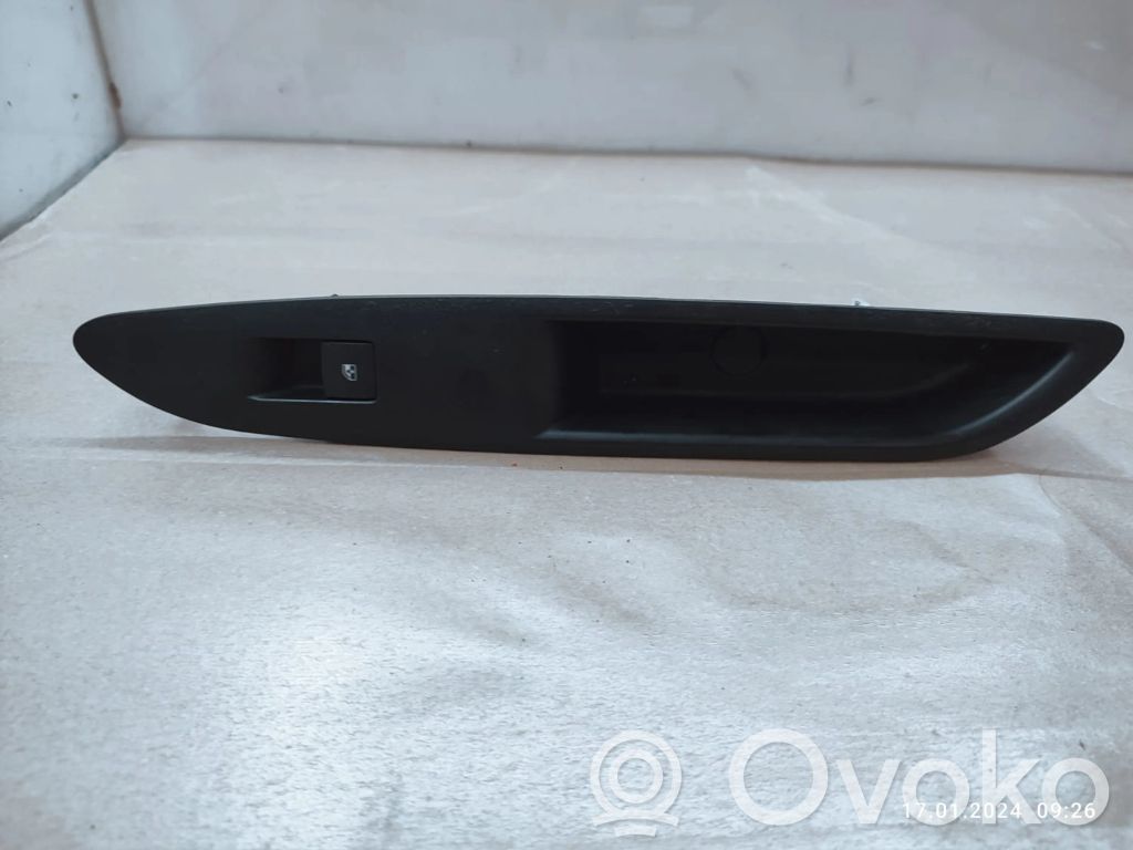 Opel Mokka X Electric window control switch 