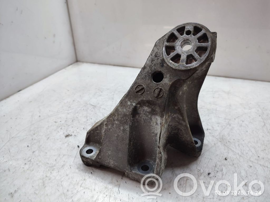 Audi Q7 4L Engine mounting bracket 