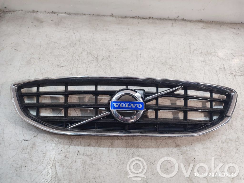 Volvo V40 Etupuskurin ylempi jäähdytinsäleikkö 