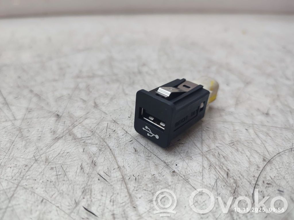 BMW X6 E71 USB socket connector 