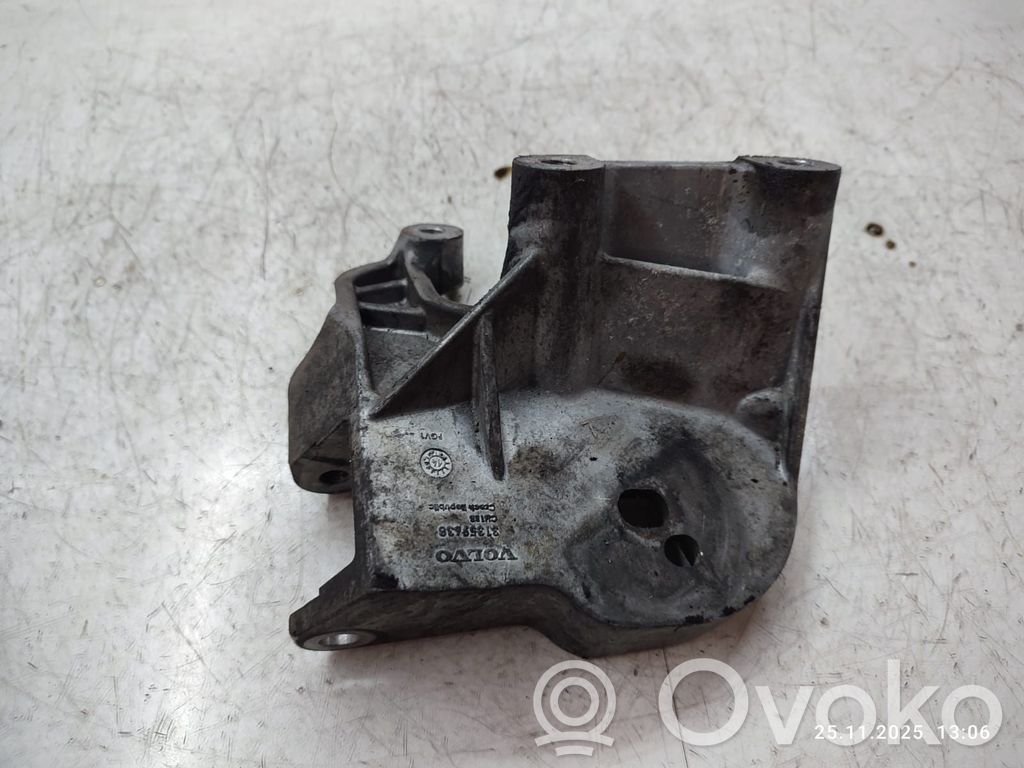 Volvo V40 Engine mounting bracket 