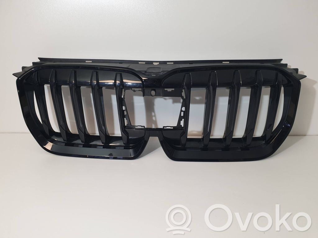 BMW X1 U11 Augšējais režģis 