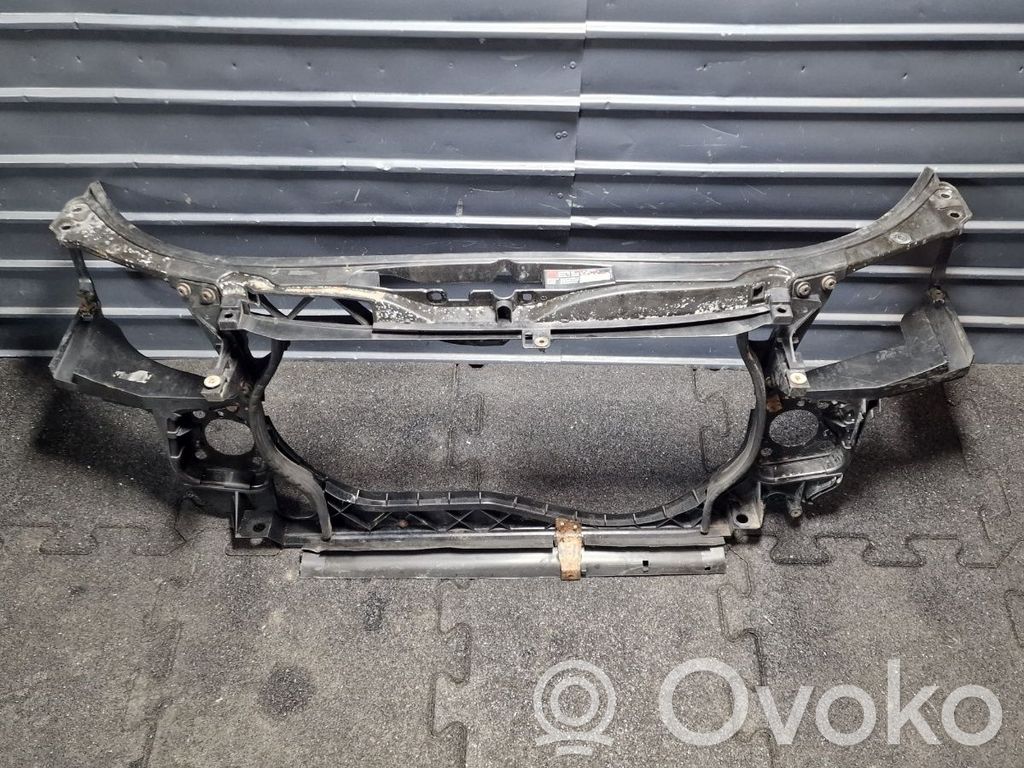 Audi A4 S4 B7 8E 8H Radiatorių panelė 