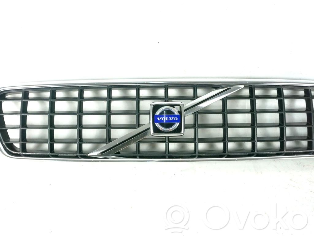 Volvo S40 Etupuskurin ylempi jäähdytinsäleikkö 