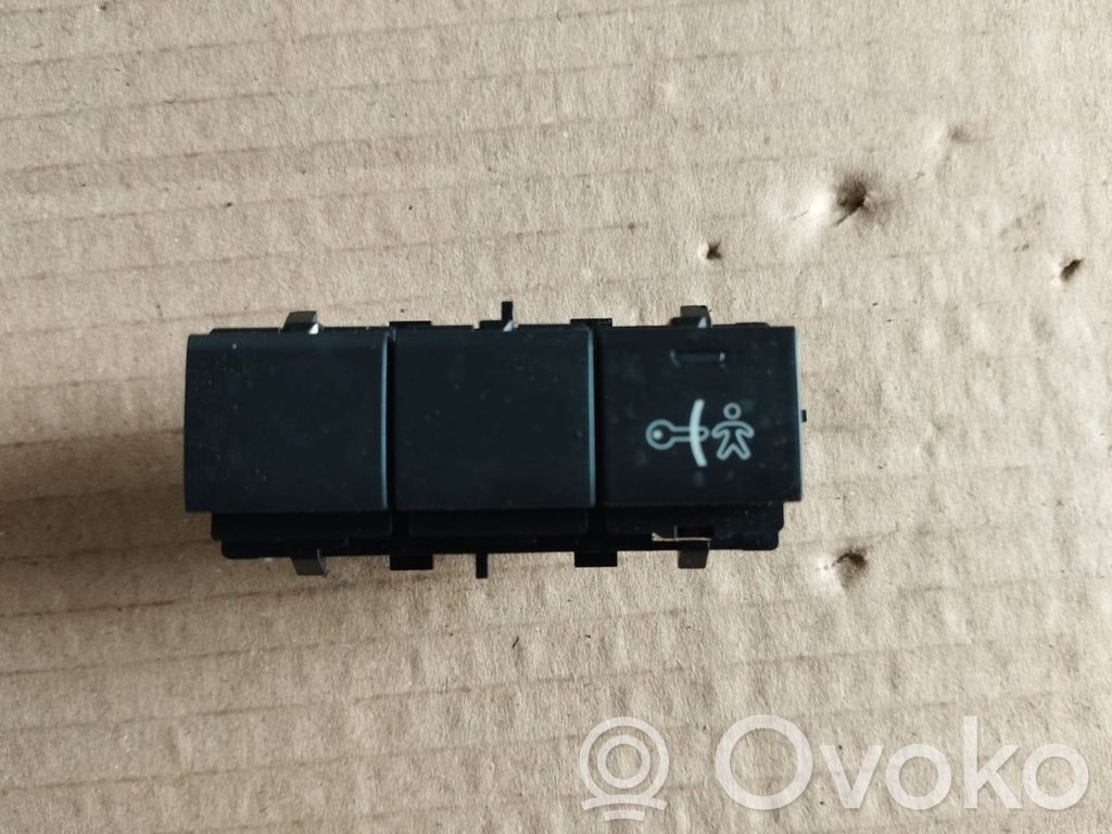 Peugeot 2008 I Child safety switch 