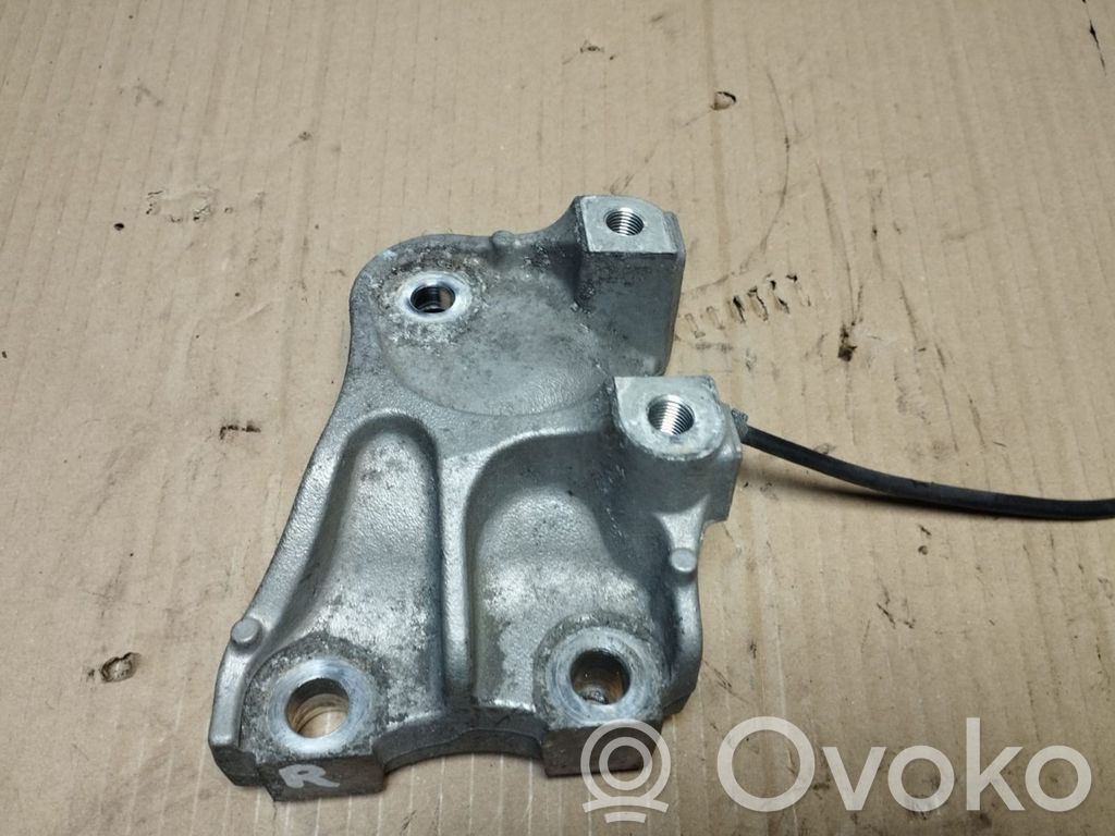 Honda CR-V Engine mounting bracket 