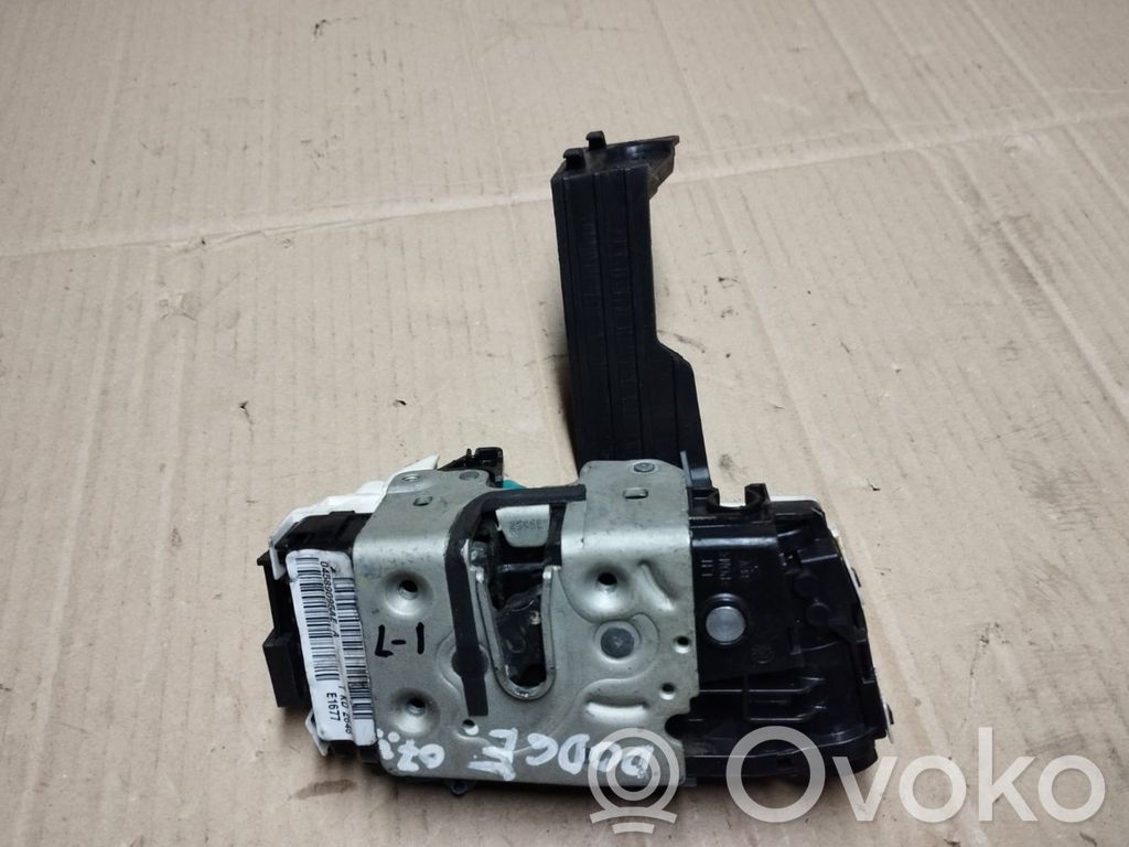 Dodge Caliber Priekšpusē slēdzene 