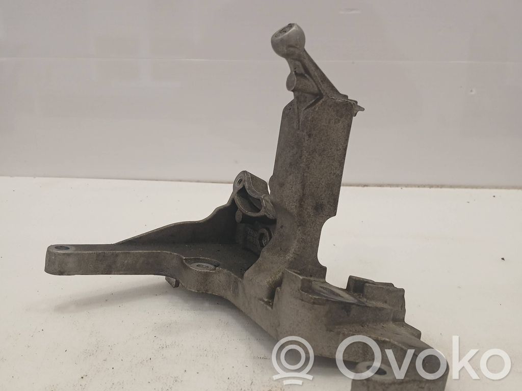 Volvo V50 Engine mounting bracket 