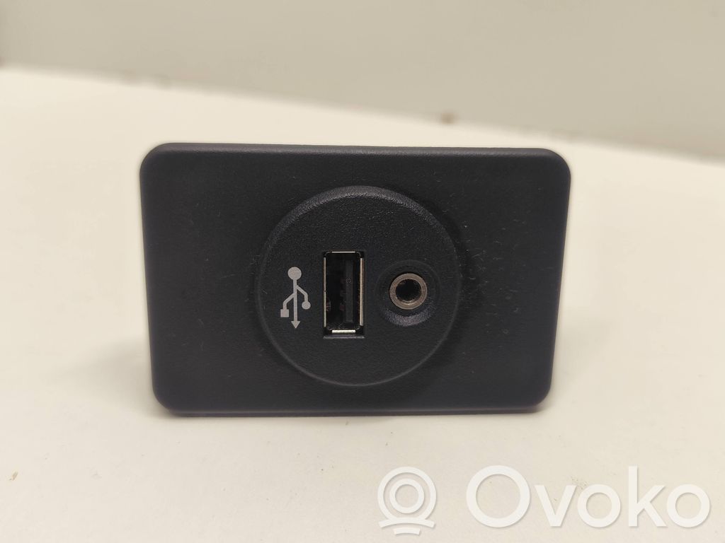 Nissan Note (E12) USB socket connector 