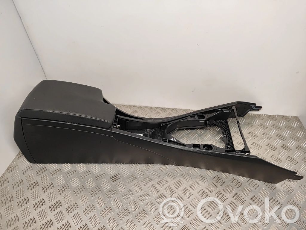 Armrest   7075357