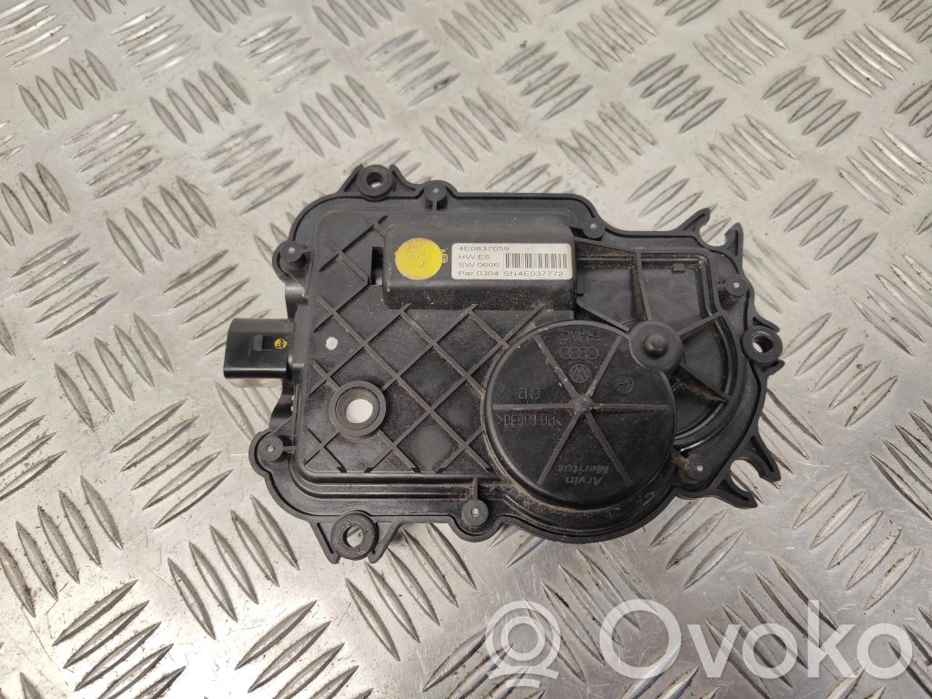 Audi A8 S8 D3 4E Aizmugurējo durvju fiksācijas motors 