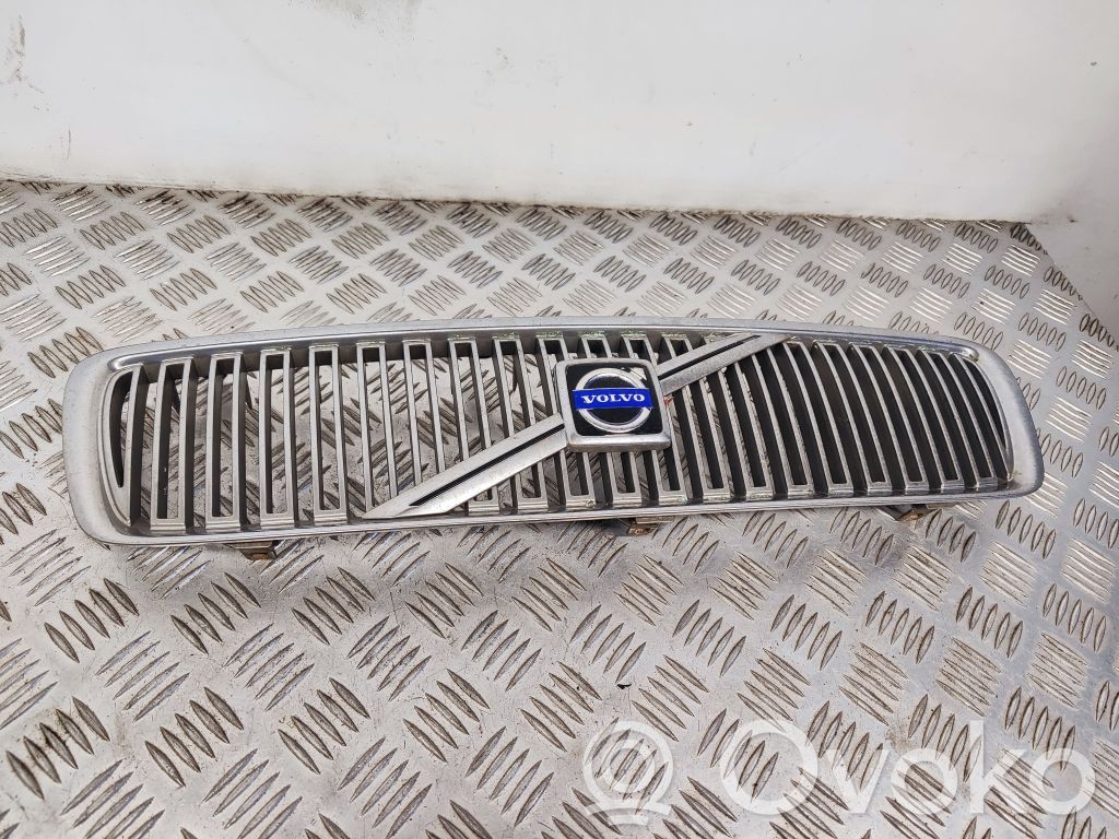 Volvo V70 Front bumper upper radiator grill 
