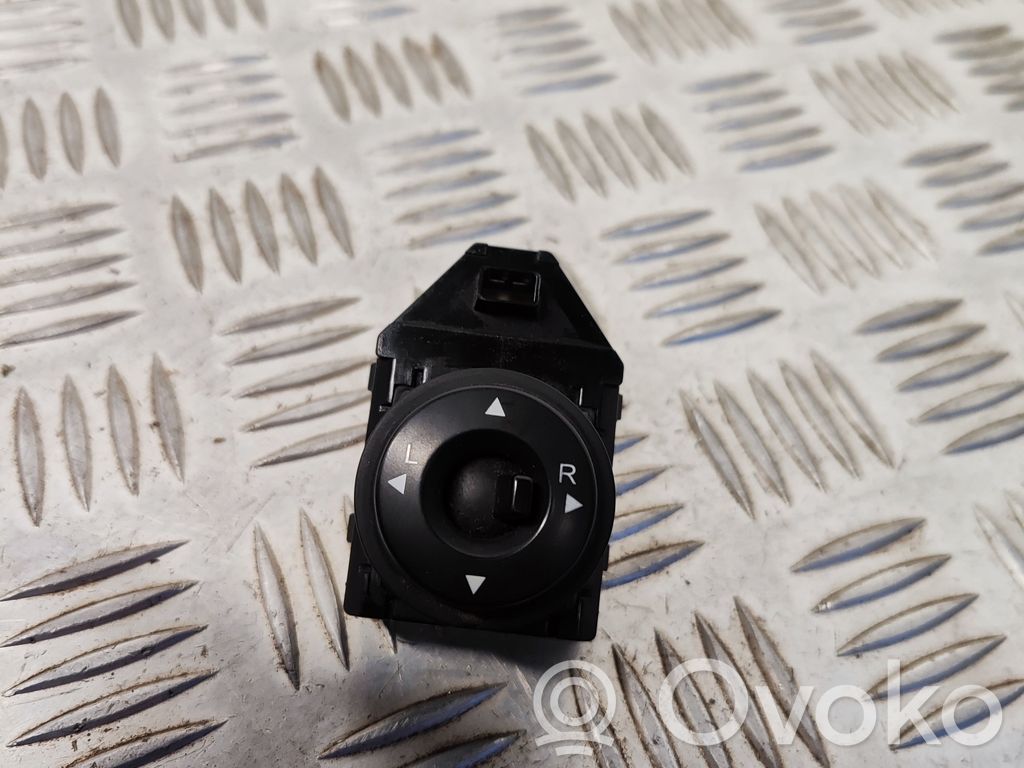Wing mirror switch   457480