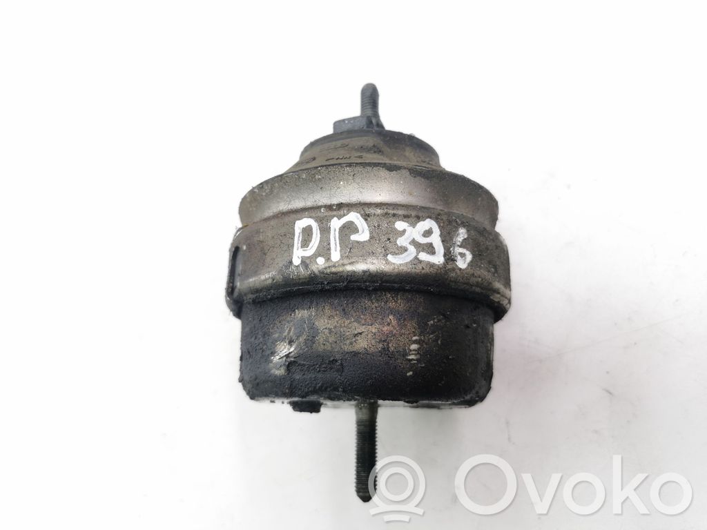 Volkswagen PASSAT B5 Engine mount bracket 