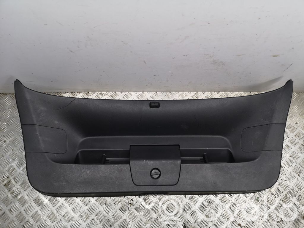 Volkswagen Golf VII Poszycie klapy tylnej bagażnika i inne elementy 