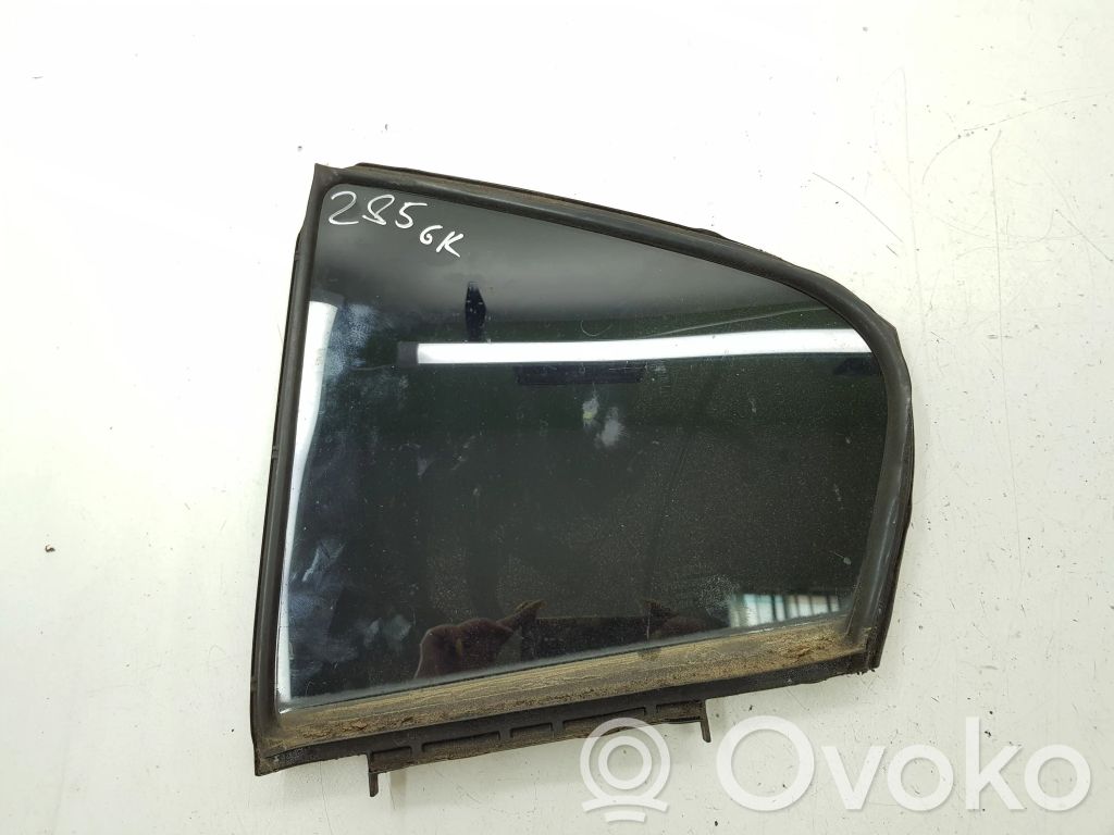 Toyota Avensis T270 Ventanilla de ventilación de la puerta trasera 