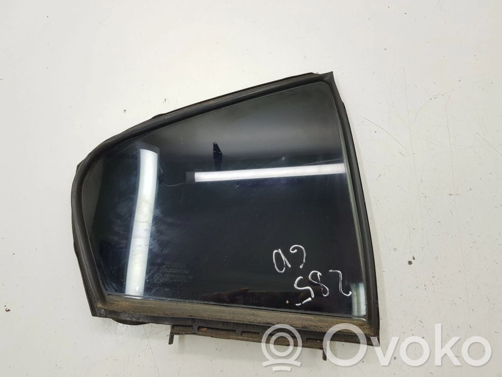 Toyota Avensis T270 Ventanilla de ventilación de la puerta trasera 