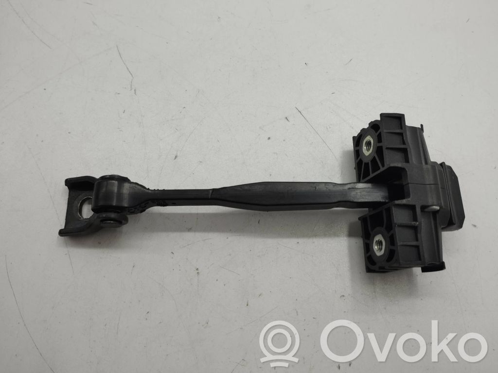 Audi A3 8Y Takaoven pidätin 