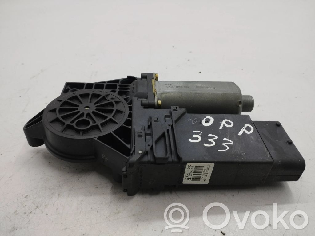 Volkswagen PASSAT B5 Silnik regulatora szyby drzwi przednich 