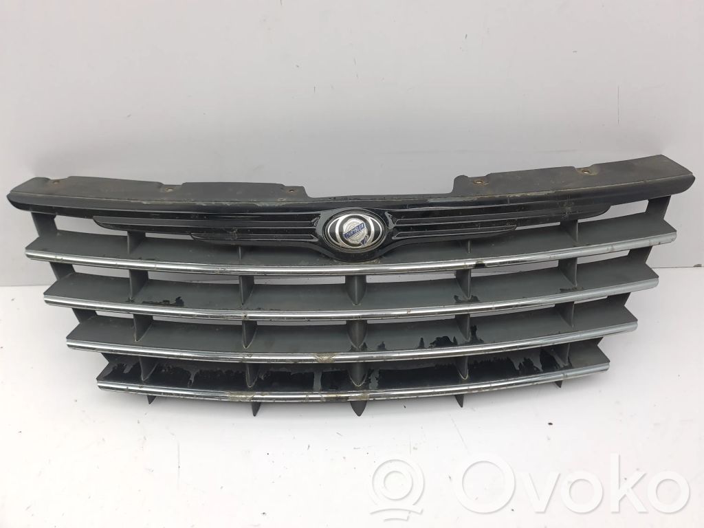 Chrysler Voyager Maskownica / Grill / Atrapa górna chłodnicy 