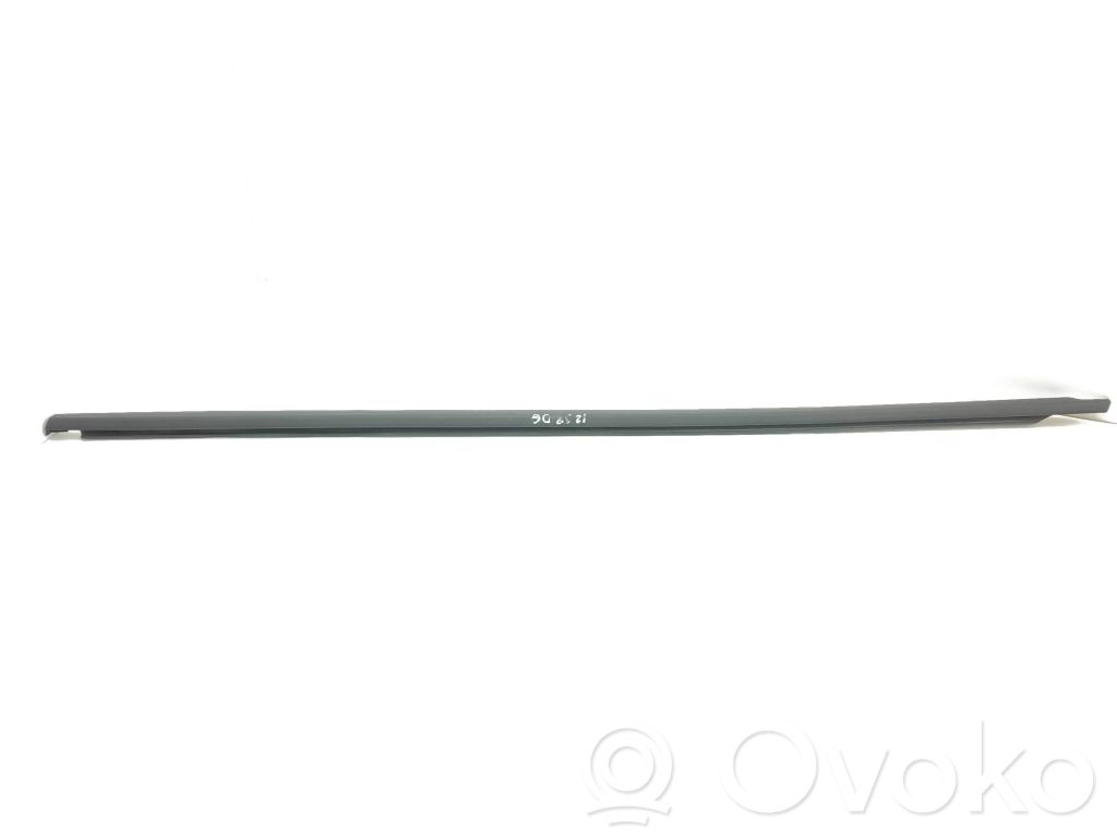 Volkswagen Golf VIII Listwa / Uszczelka szyby drzwi tylnych 
