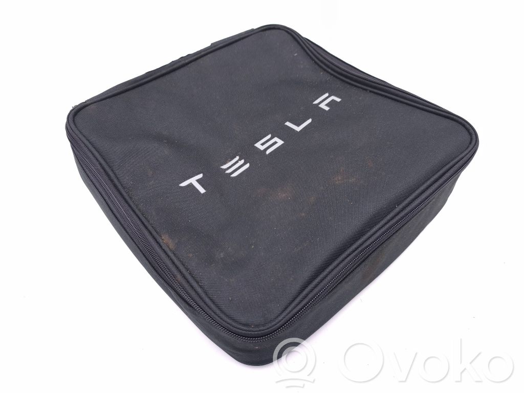Tesla Model Y Caja de herramientas 