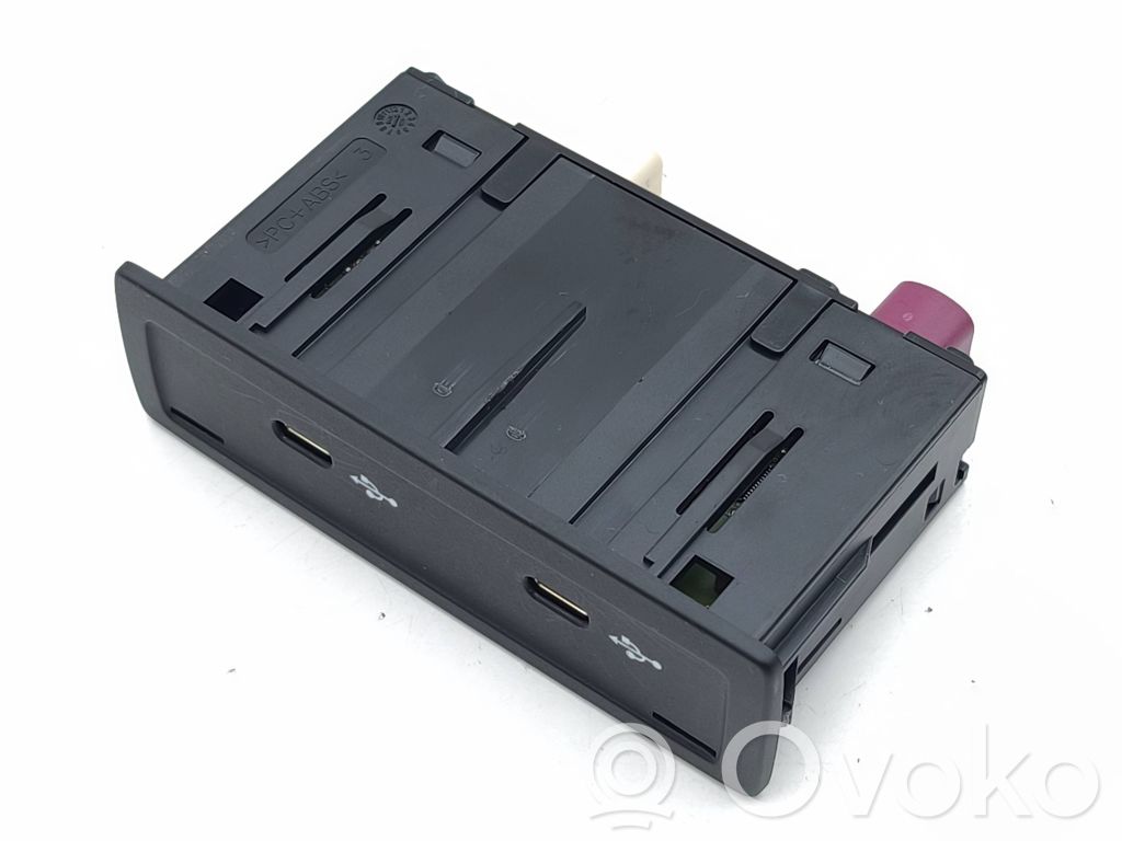 Mercedes-Benz GLC AMG Gniazdo / Złącze USB 