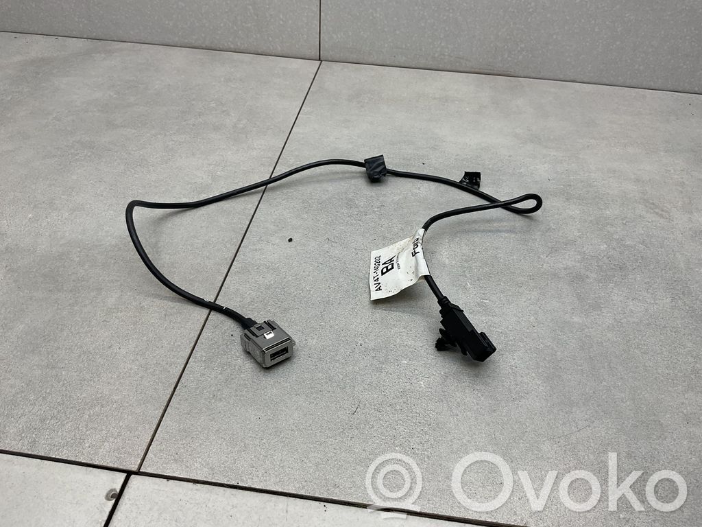 USB socket connector   AV4T14D202