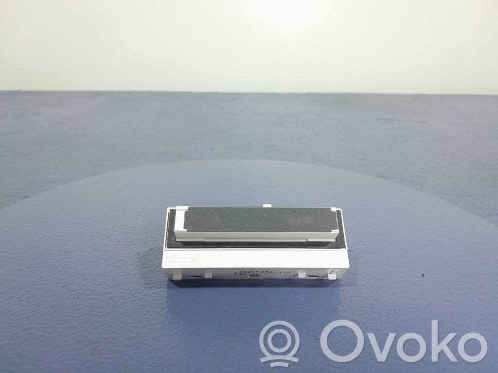 Toyota Corolla E10 Panel / Radioodtwarzacz CD/DVD/GPS 