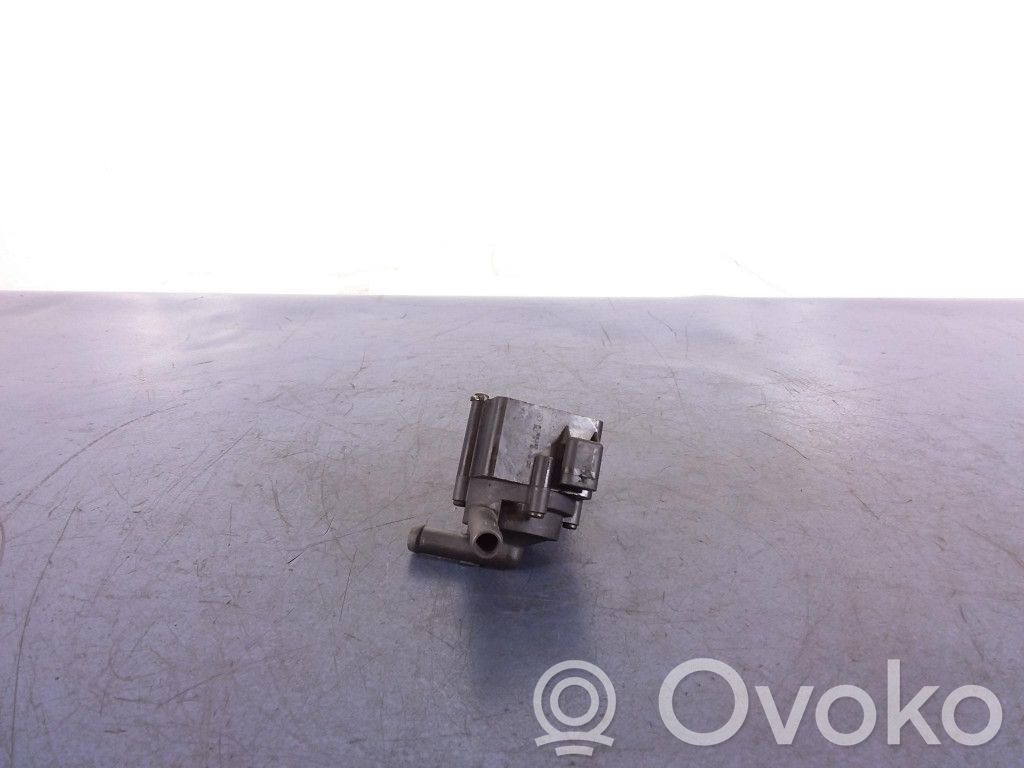 BMW 7 F01 F02 F03 F04 Vesipumppu 