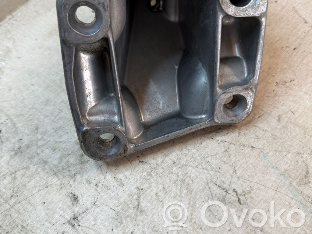 Land Rover Defender Engine mounting bracket 