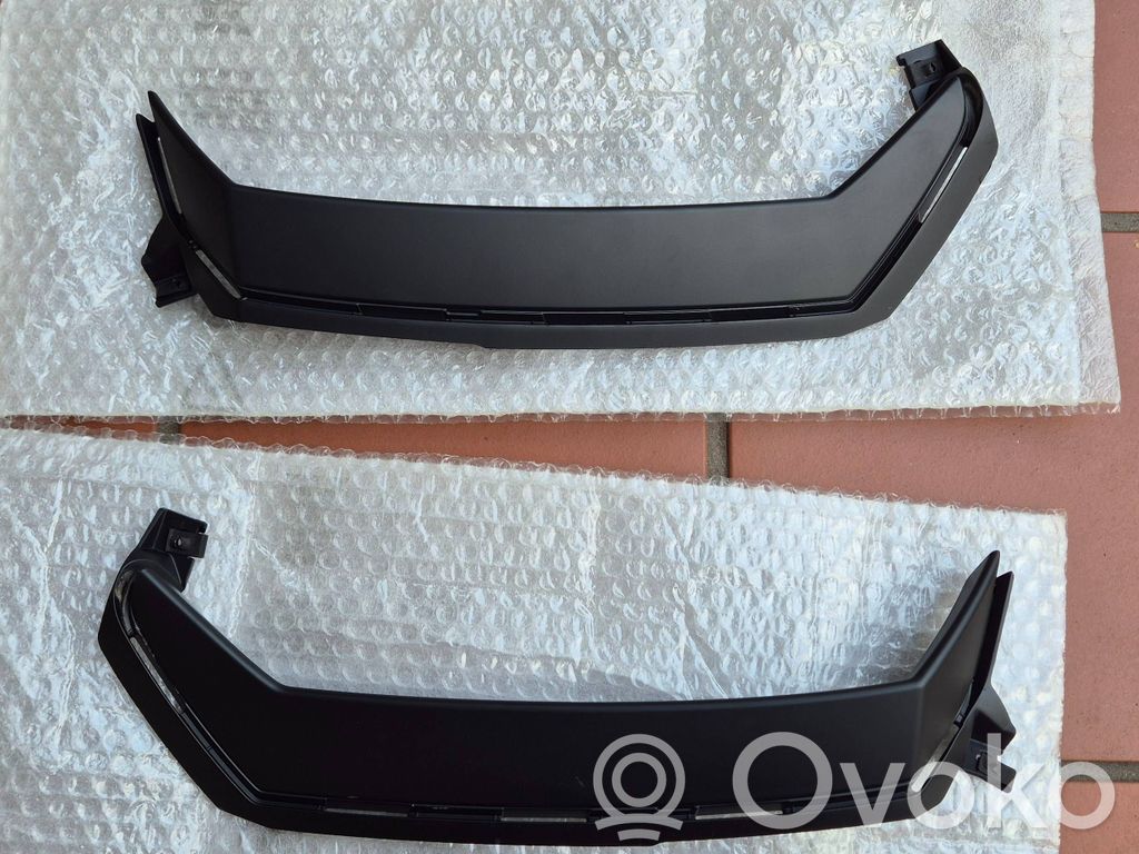 Lamborghini Urus Front bumper splitter molding 