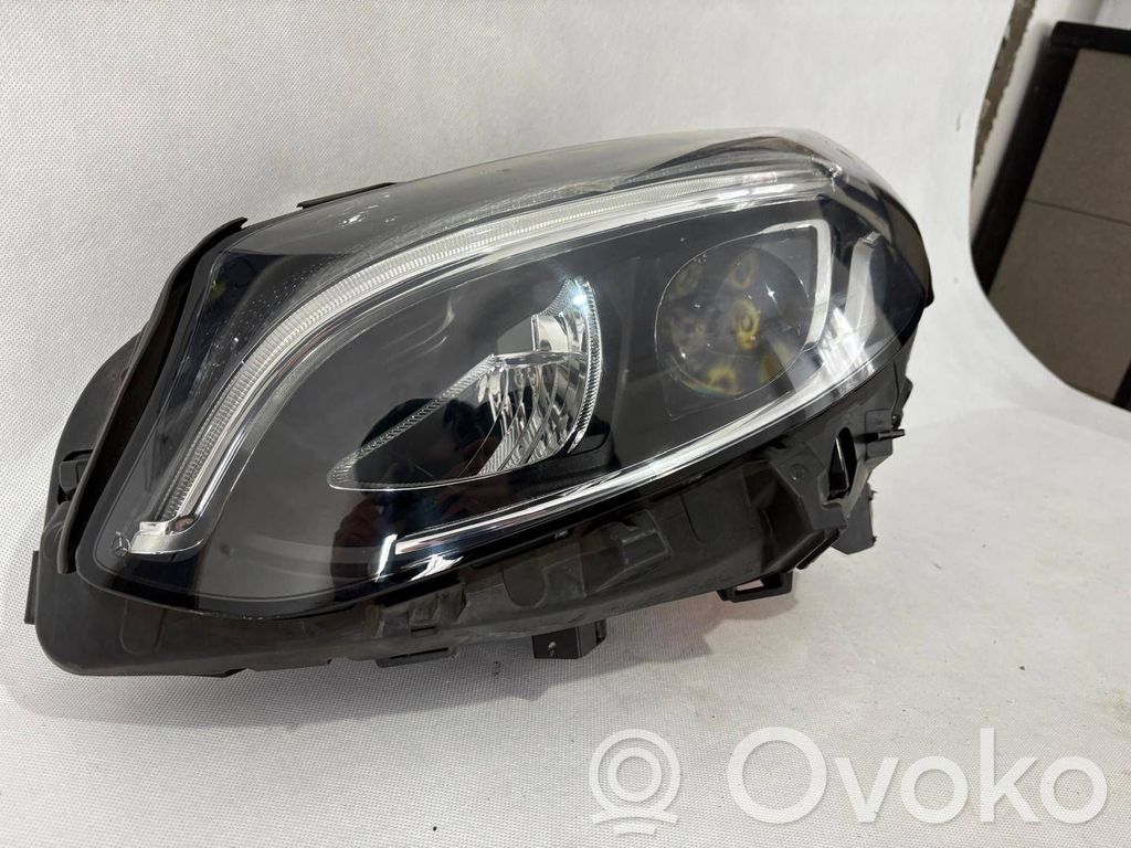 Mercedes-Benz B W246 W242 Lampa przednia 